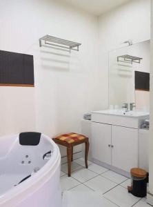 baño blanco con bañera y lavamanos en alpes hotel barreme en Barrême