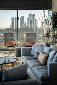 Uma área de estar em Meliá Frankfurt City