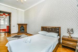 Un pat sau paturi într-o cameră la Deluxe Apartment 39