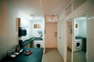 une petite cuisine avec un lave-linge et un lave-linge dans l'établissement Apartamentos DC II, à Benalmádena
