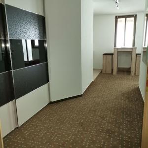 Habitación vacía con paredes blancas y suelo de baldosa. en Aparthotel Kupferkanne, en Todtmoos