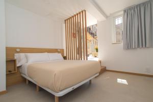 a bedroom with a bed and a window at Rua do Medio in Redondela