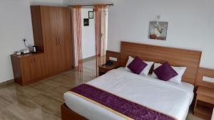 Una cama o camas en una habitación de Munnar Ice Queen Resorts
