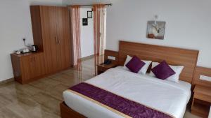 Voodi või voodid majutusasutuse Munnar Ice Queen Resorts toas