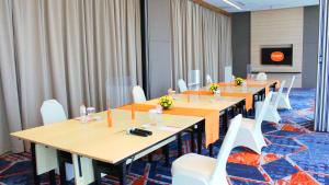 Televisyen dan/atau pusat hiburan di HARRIS Hotel & Conventions Gubeng