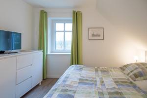 Tempat tidur dalam kamar di Ferienhaus In de Bargen