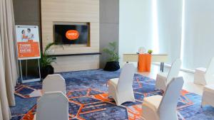 Televisyen dan/atau pusat hiburan di HARRIS Hotel & Conventions Gubeng