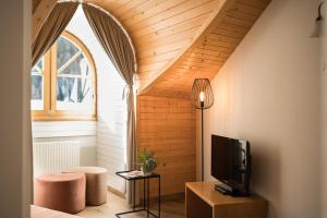 TV a/nebo společenská místnost v ubytování Hotel Alpenjuwel