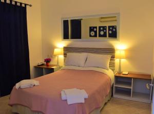 - une chambre avec un lit et 2 serviettes dans l'établissement Manzara Apartment, à Kaş