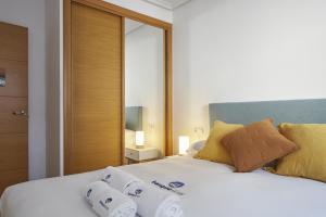 ein Schlafzimmer mit einem Bett mit Handtüchern darauf in der Unterkunft Esnatuz - Basque Stay in San Sebastián