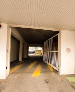 an empty parking garage with a car parked in it at T3 au centre ville avec balcon, parking gratuit in Quimper
