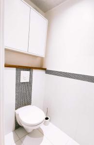 baño blanco con aseo y armario en T3 hypercentre avec terrasse et, parking en Quimper