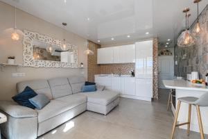 ein Wohnzimmer mit einem Sofa und einer Küche in der Unterkunft Apartment Orlando Comfort and Sunny in Adeje