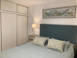 1 dormitorio con 1 cama con 2 almohadas en Seaside apartment Atlantico Arenal-Bol Calpe, en Calpe