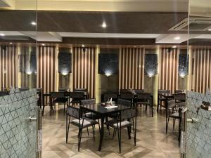 Restoran või mõni muu söögikoht majutusasutuses Ka10 SQUARE HOTEL & BANQUETS