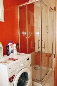 y baño con ducha y lavadora. en Apartamento en el corazón de Gijón con parking incluido, VUT 78, en Gijón
