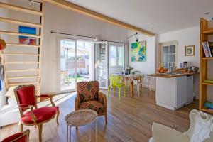 ein Wohnzimmer mit einem Tisch und Stühlen sowie eine Küche in der Unterkunft Le Cabanon de Virginie in Salin-de-Giraud