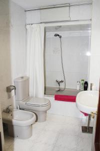A bathroom at Apartamento en el corazón de Gijón con parking incluido, VUT 78