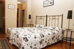 1 dormitorio con cama con edredón en Apartamento en el corazón de Gijón con parking incluido, VUT 78 en Gijón