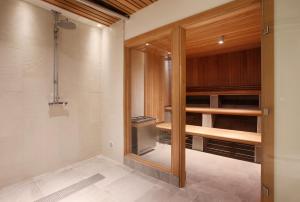 Bilik mandi di Clarion Hotel Winn