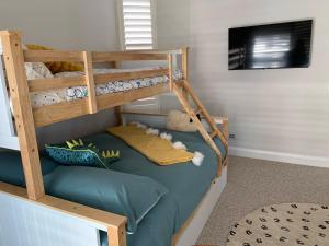 a bunk bed in a room with a bunk bedablishthritisthritisbestosbestosbestos at m1 Resort in Maroochydore