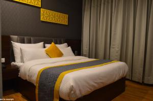 Voodi või voodid majutusasutuse Ka10 SQUARE HOTEL & BANQUETS toas