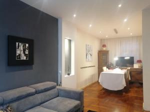 ein Wohnzimmer mit einer Couch und einem Tisch in der Unterkunft Border Bliss - Private Room with Bathroom in a Cozy Home in Kerkrade