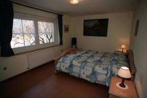 a bedroom with a bed and a window at Villetta Panorama in Canazei