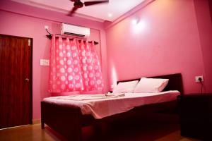 Ένα ή περισσότερα κρεβάτια σε δωμάτιο στο INDRAYANI GUEST HOUSE