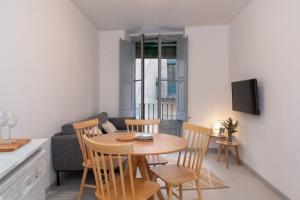 cocina y sala de estar con mesa y sillas en Flateli Cort Reial 10, en Girona