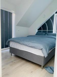 Postel nebo postele na pokoji v ubytování Sommeridyll på sørlandet, perfekt for barnefamilier