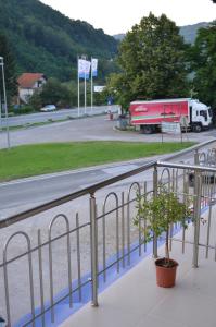 Nespecifikovaný výhled na hory nebo výhled na hory při pohledu z penzionu