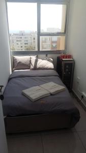 Un pat sau paturi într-o cameră la Modern rooms available close to the beach in Humewood