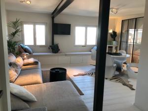 uma sala de estar com um sofá e um lavatório em great seaview apartment em Knokke-Heist