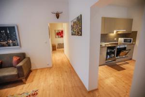 uma sala de estar com um sofá e uma cozinha em Turis Ferienwohnung 65-1 em Triberg