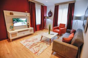 uma sala de estar com um sofá e uma televisão em Turis Ferienwohnung 65-1 em Triberg