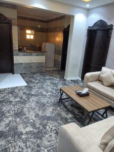 ein Wohnzimmer mit einem Sofa und einem Couchtisch in der Unterkunft حياة تاون البدع in Al Bad‘