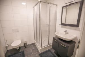 La salle de bains est pourvue d'une douche, d'un lavabo et de toilettes. dans l'établissement Turis Ferienwohnung 50-2, à Triberg