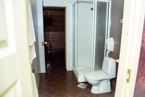 瓦爾加的住宿－麥喜思酒店，一间带卫生间和淋浴的浴室