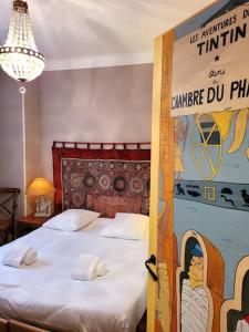 Dormitorio con cama con dosel en la pared en Zassiettes et titin, en Dijon