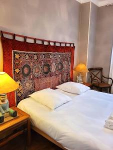 A bed or beds in a room at Zassiettes et titin