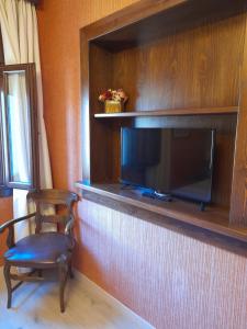 TV i/ili multimedijalni sistem u objektu Hotel Giral