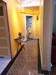 a hallway with a table and a yellow wall at Zassiettes et titin in Dijon