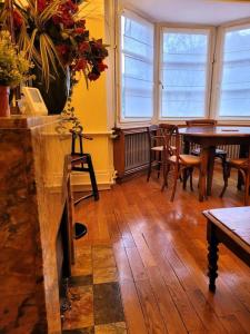 Un comedor con mesas y sillas y ventanas. en Zassiettes et titin, en Dijon 10 fotos más