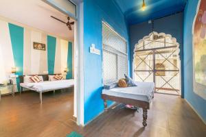 Rúm í herbergi á Hide-In Pushkar