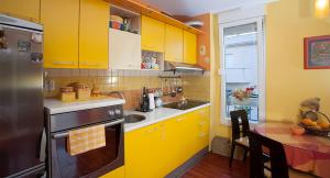 Kuchnia lub aneks kuchenny w obiekcie Apartment SUNNY YELLOW - with balcony and parking place,