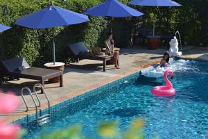 Het zwembad bij of vlak bij Thai Thai Sukhothai Resort