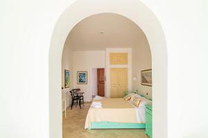 una camera con letto ad arco di Stromboli Suite Apartment with Terrace Volcano & Sea view a Stromboli