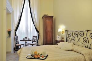 a bedroom with a bed and a table at Hotel Le Clarisse al Pantheon in Rome