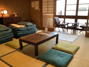 Istumisnurk majutusasutuses Onomichi Guest House Anago-no-Nedoko